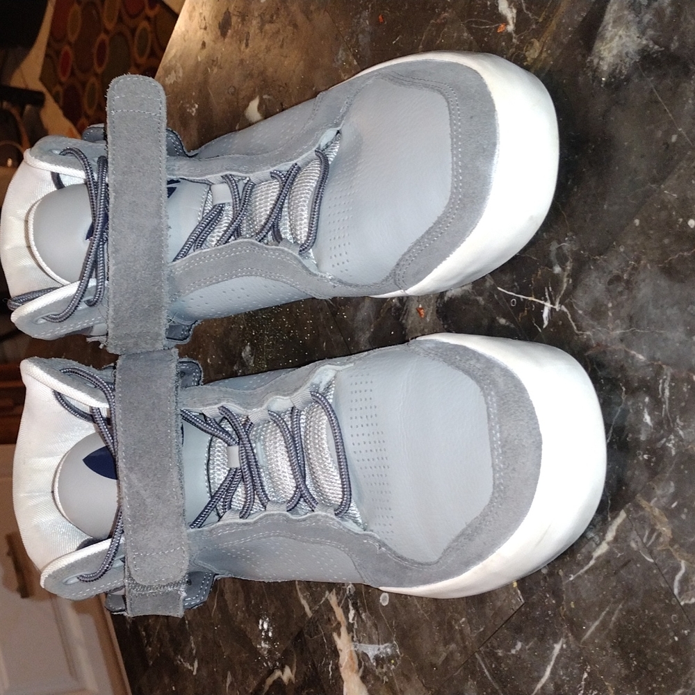 Adi Rise Mid addidas (color), gray with navy blue emblem.